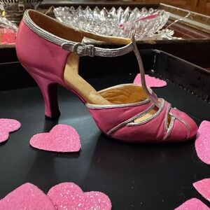 VINTAGE 1999 COLLECTABLE ADORABLE SHOE JUST THE RIGHT SHOE BY RAINE WILLETT